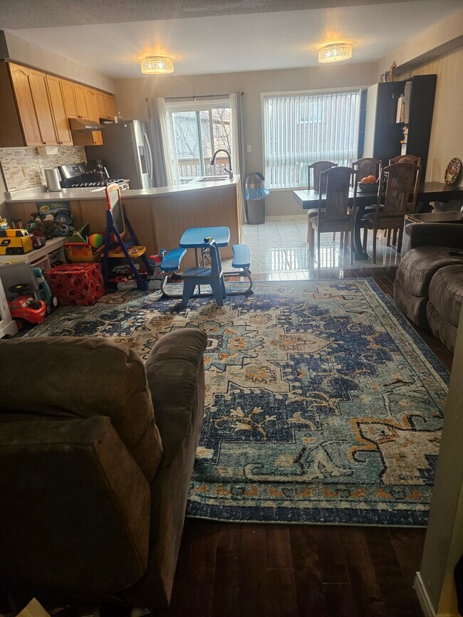 Photo du bâtiment - 3 Bedroom 3 Bath - Semi Detached - Mavis & 407 $2800