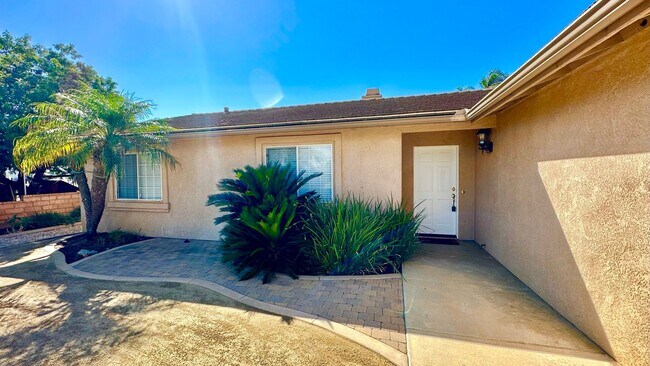 Foto del edificio - Light & Bright Single-Story Home in the Heart of Fallbrook, Complete with Private, Fully Fenced B...