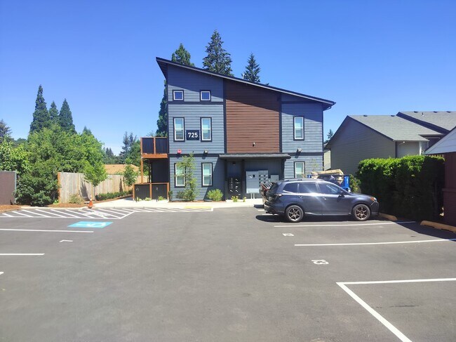 Foto del edificio - 725 Lockwood Ln S