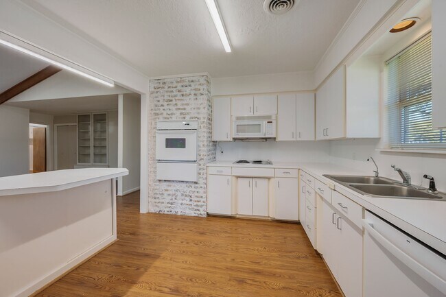 Foto del edificio - 3802 Sunnybrook Ln