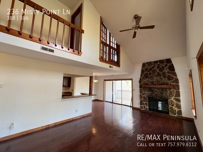 Building Photo - End Unit Condo 5min to Fort Eustis!
