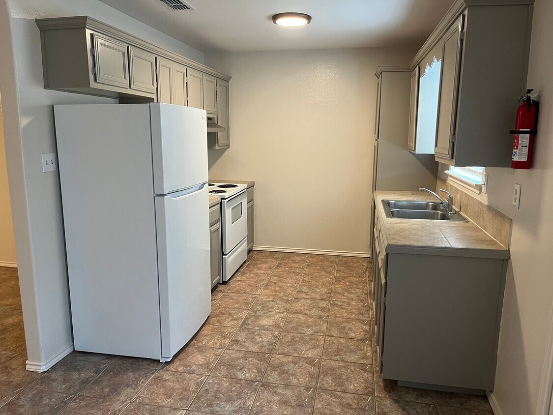 Primary Photo - 955 Live Oak Cir