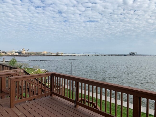 Building Photo - Gorgeous 3 BR/2 Full BA & 2 Half BA Waterf...