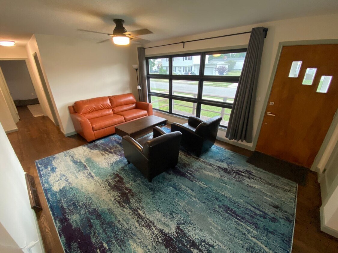 Foto principal - 2 Bedroom Home in Burlington VT Available ...