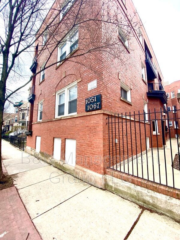 Building Photo - 1063 W Dakin St