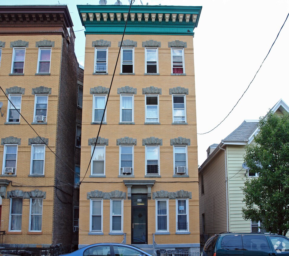 Building Photo - 526 28th St