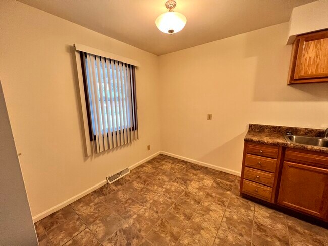 Kitchen table area - 209 S Pfeffer Rd