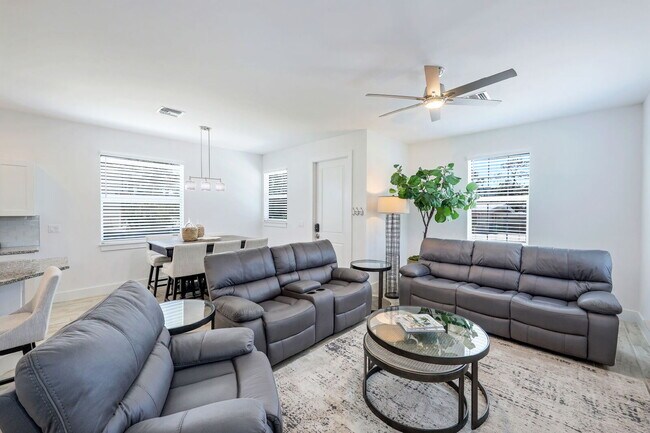 Foto del edificio - Relaxation & Recreation Await in This Napl...