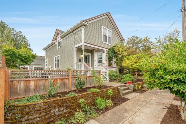 Building Photo - Charming, updated 3-bdrm/2.5-bath vintage ...