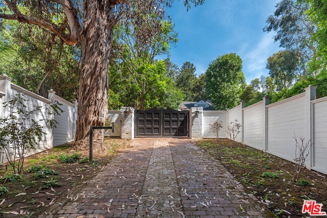 Foto del edificio - 9305 Hazen Dr