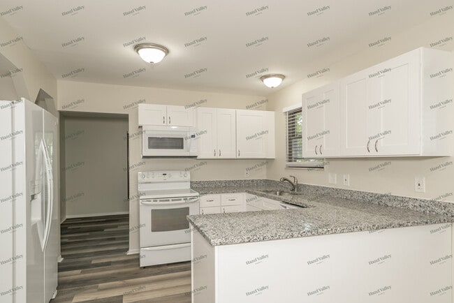 Building Photo - 10 Silver City Ct