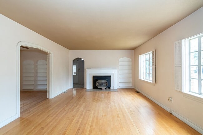Building Photo - Pre-Leasing for fall of 2025! Vintage styl...