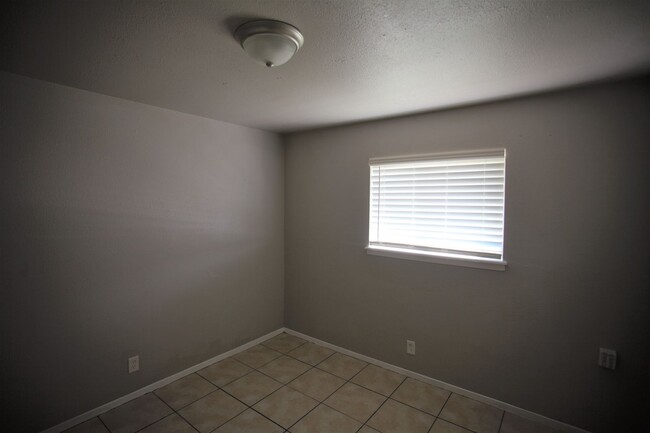 Building Photo - 2 Bed 1 Bath Duplex - Remodeled!
