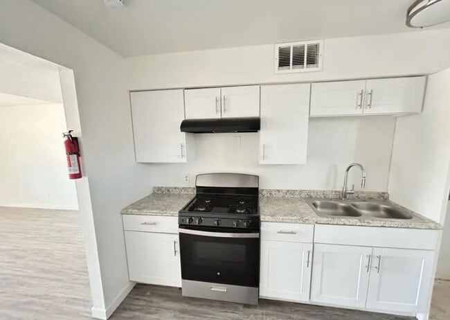 Building Photo - 2 bedroom 1 bathroom unit, nice white shaker kitchen cabinets!