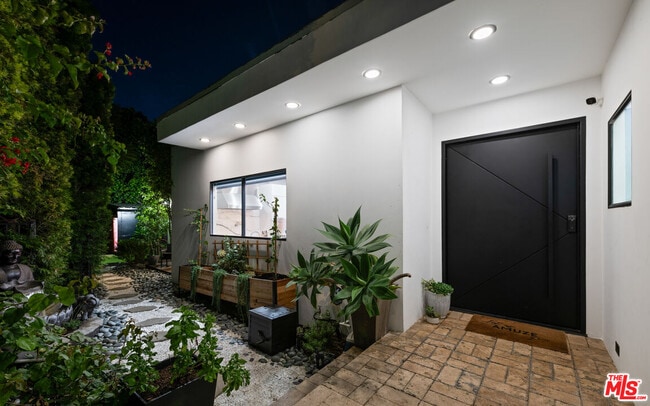 Foto del edificio - 2001 Sunset Plaza Dr