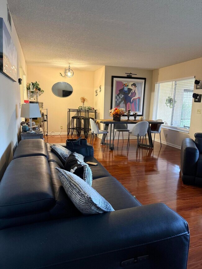 Foto del edificio - 329 Knotty Pine Cir