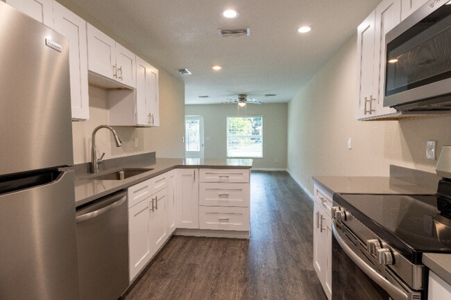 Building Photo - 2021 Fraser St