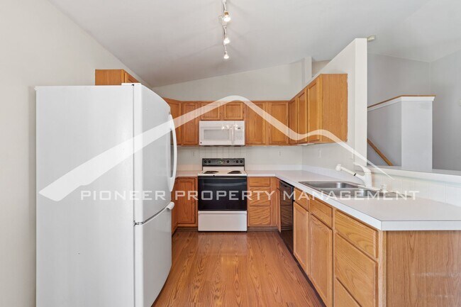 Foto del edificio - Spacious Home with Large Fenced Backyard a...