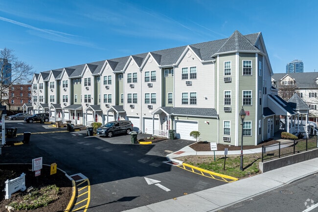 Building Photo - Parkside Gables