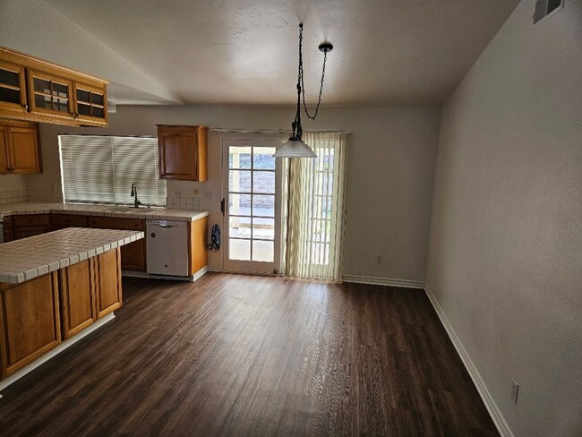 Building Photo - Beautiful 3 Bedroom - 2 Bathroom home in S...