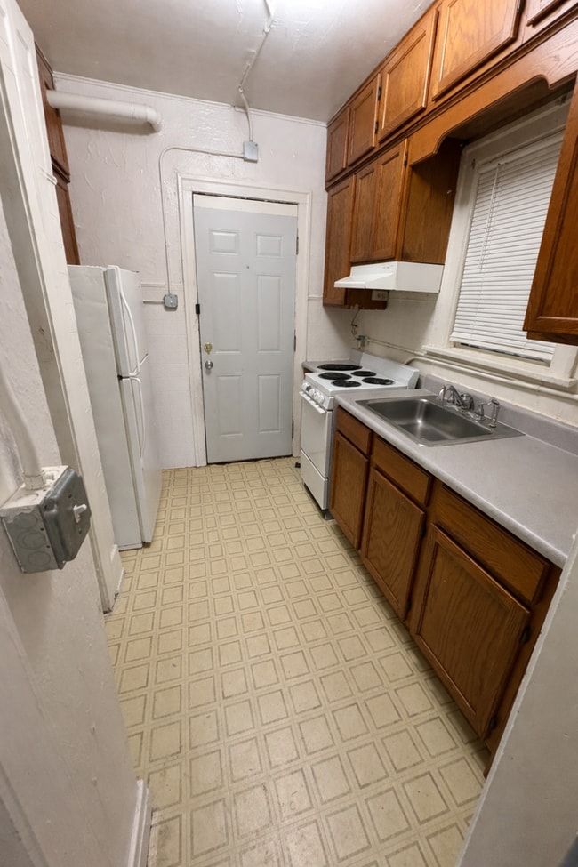 Building Photo - 608 Wellington St