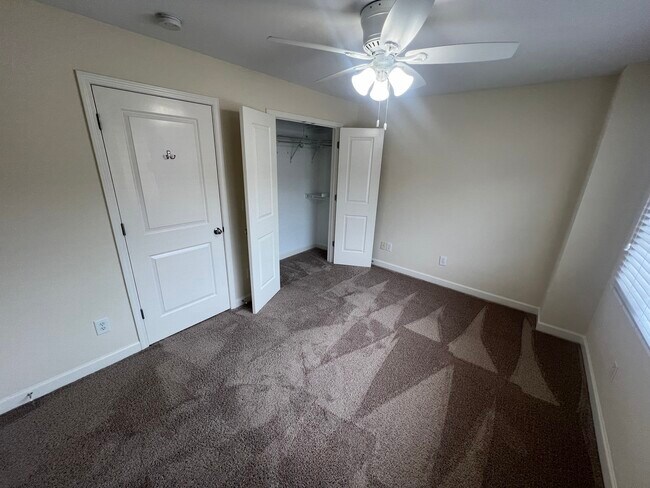Foto del edificio - 1348 Green Oaks Ln