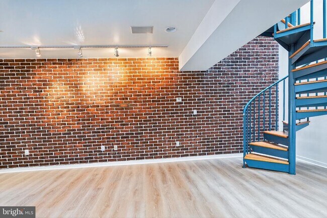 Building Photo - 36 Moore St