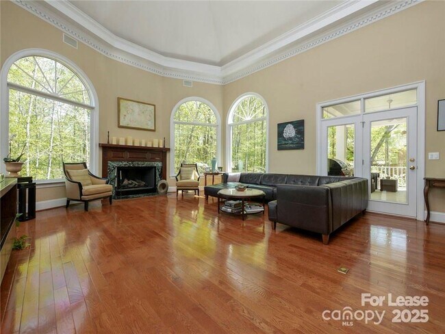 Foto del edificio - 1025 Spyglass Ln