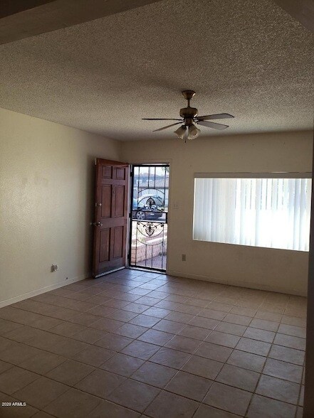 Foto del edificio - 3327 W Joan De Arc Ave