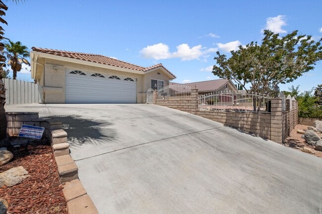Foto del edificio - Beautiful 4-Bedroom, 2.5-Bathroom Home in Victorville, CA