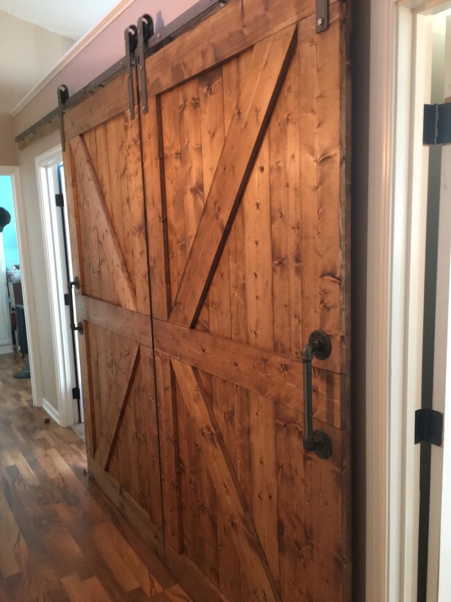 Nueva barndoors en los pasillos - 2315 38th St
