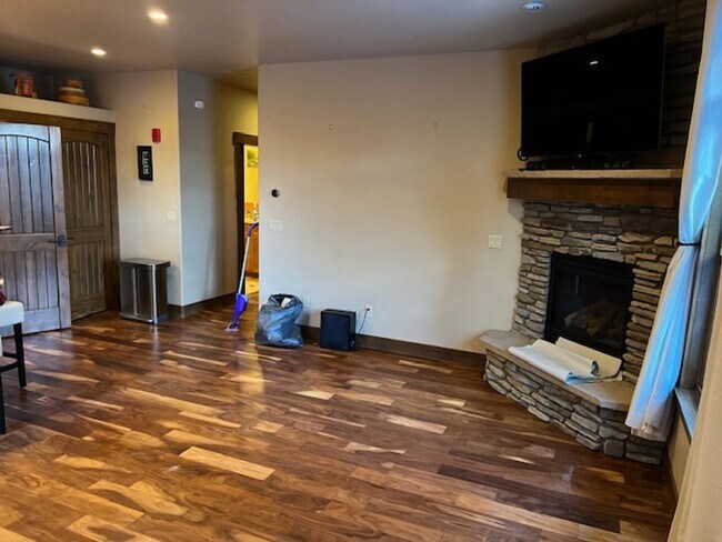 Foto del edificio - Unfurnished 2 bedroom in Frisco. Walk to Main Street! Garage and private Hot tub!