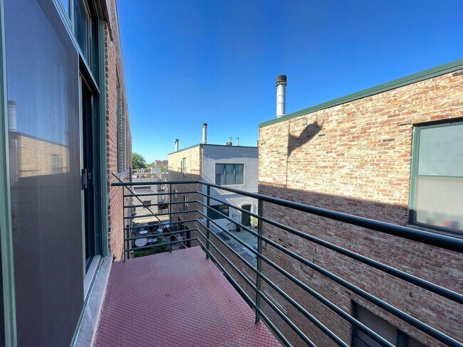 Building Photo - 1737 N Paulina St