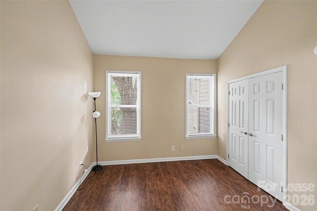 Foto del edificio - 244 S Cedar St