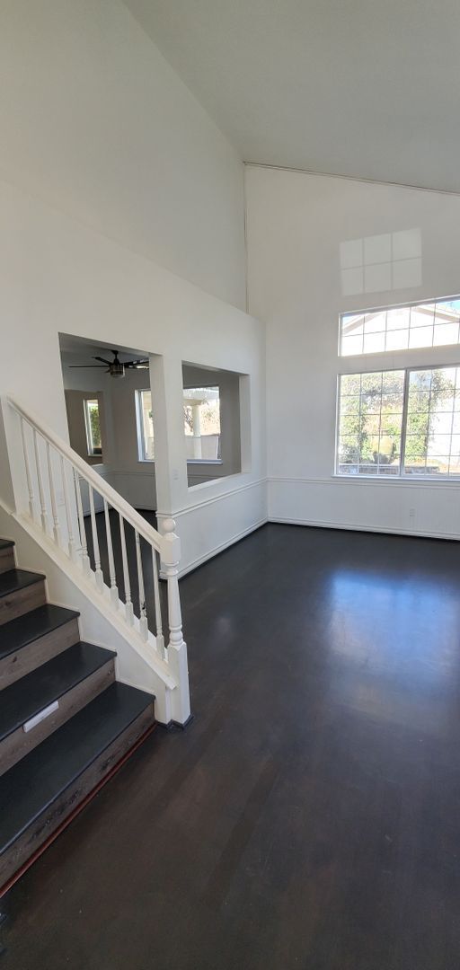 Building Photo - Tracy 4 Bedroom Home with Lot's of light a...