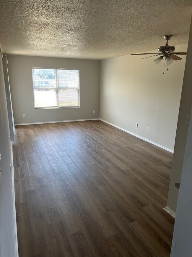 Building Photo - Pinecrest Village