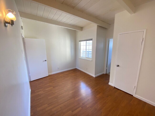 Building Photo - Advent - Bright & Spacious One Bedroom Apa...