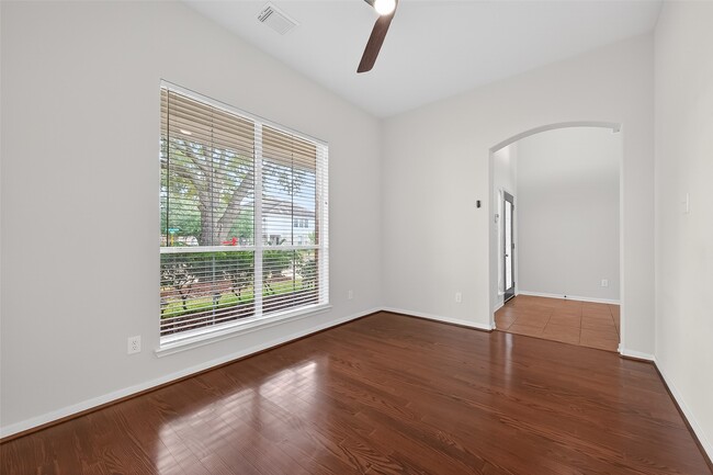 Foto del edificio - 14335 Plum Springs Dr