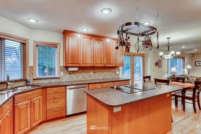 Foto del edificio - 5 bedroom + bonus room in Spring Hill neighborhood