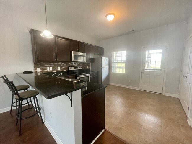 Foto del edificio - Great Townhome! Minutes to Hwy 172 Back Gate