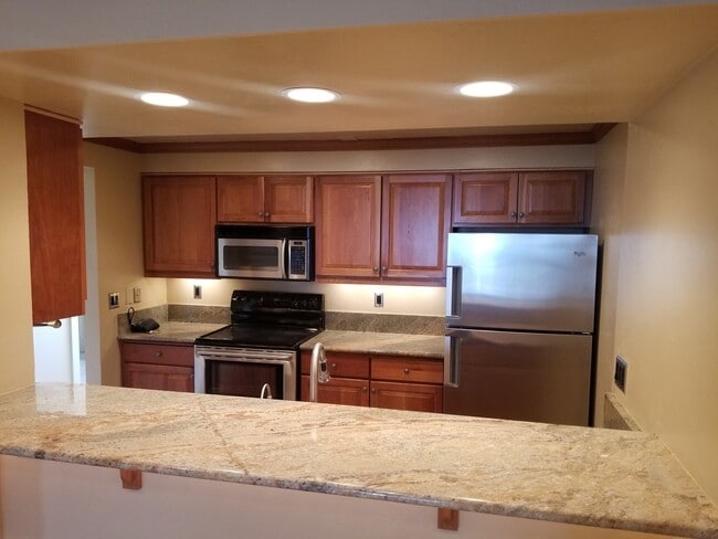 Building Photo - Class and Style! 3 Bed, 2 Bath South Hill ...