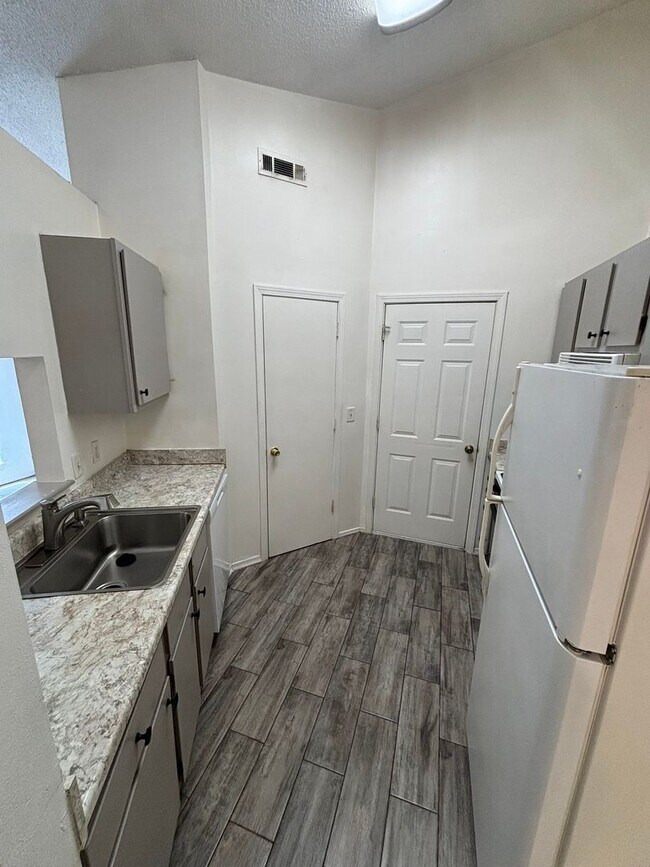 Foto del edificio - Cozy 2 bedroom 1.5 bath Lawn Maintenance I...