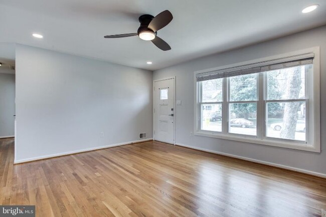 Building Photo - 418 Yeonas Dr SW
