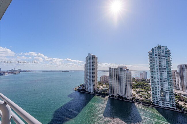 Foto del edificio - 335 S Biscayne Blvd