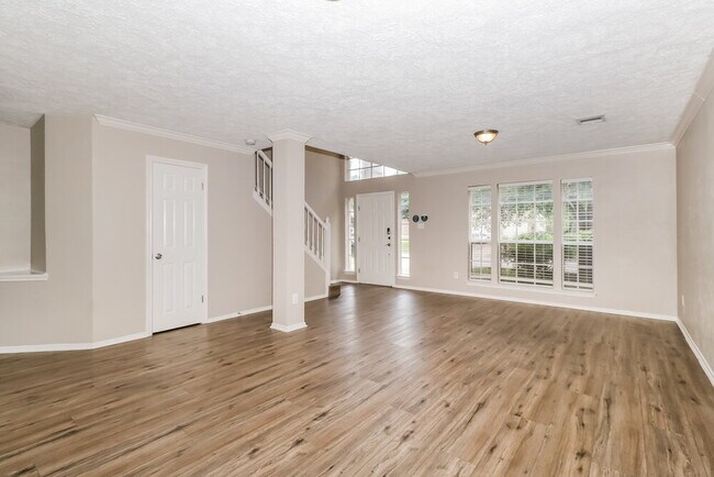 Building Photo - 17116 Valley Glen Rd