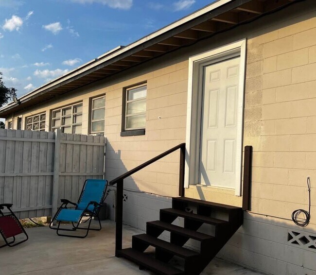 Building Photo - 4024 Meadowbrook Ave