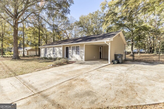 Building Photo - 245 Lake Joy Rd