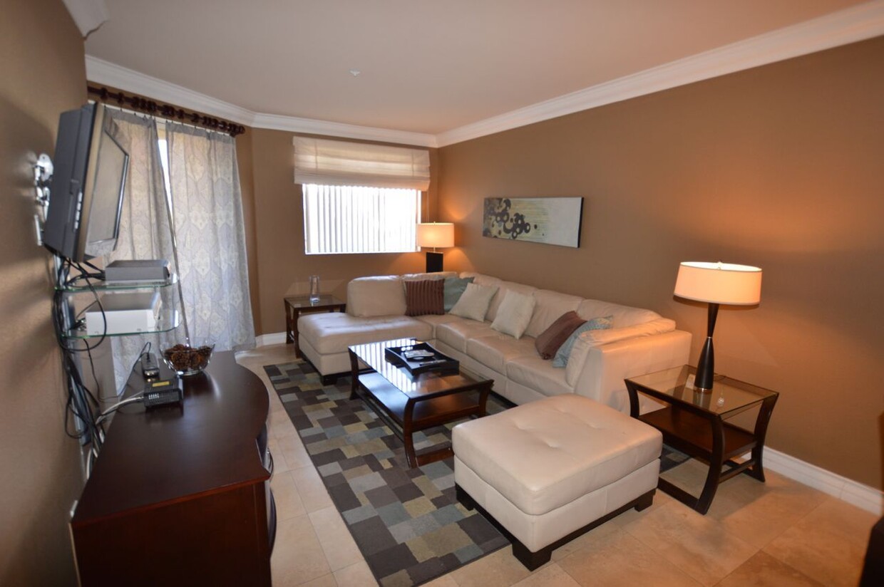 Foto principal - Meridian 2 BED|2BA FURNISHED CONDO 1 BLOCK...