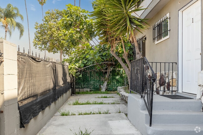 Patio - 1224 N Mansfield Ave