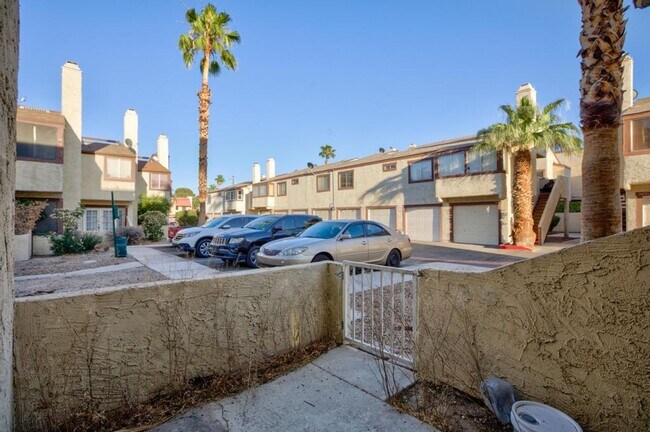 Foto del edificio - 2 bedroom, 2 bath town house minutes from the Strip